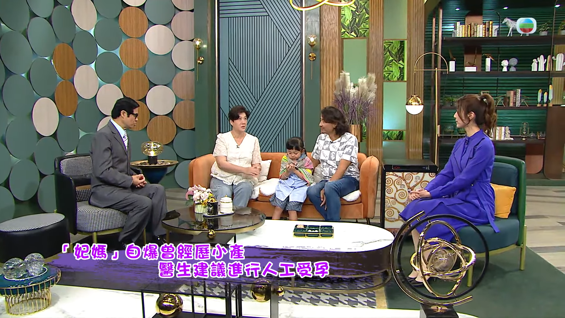 小黃妃見到陳麗麗說話時,會拖住她的手或摸住肚皮。