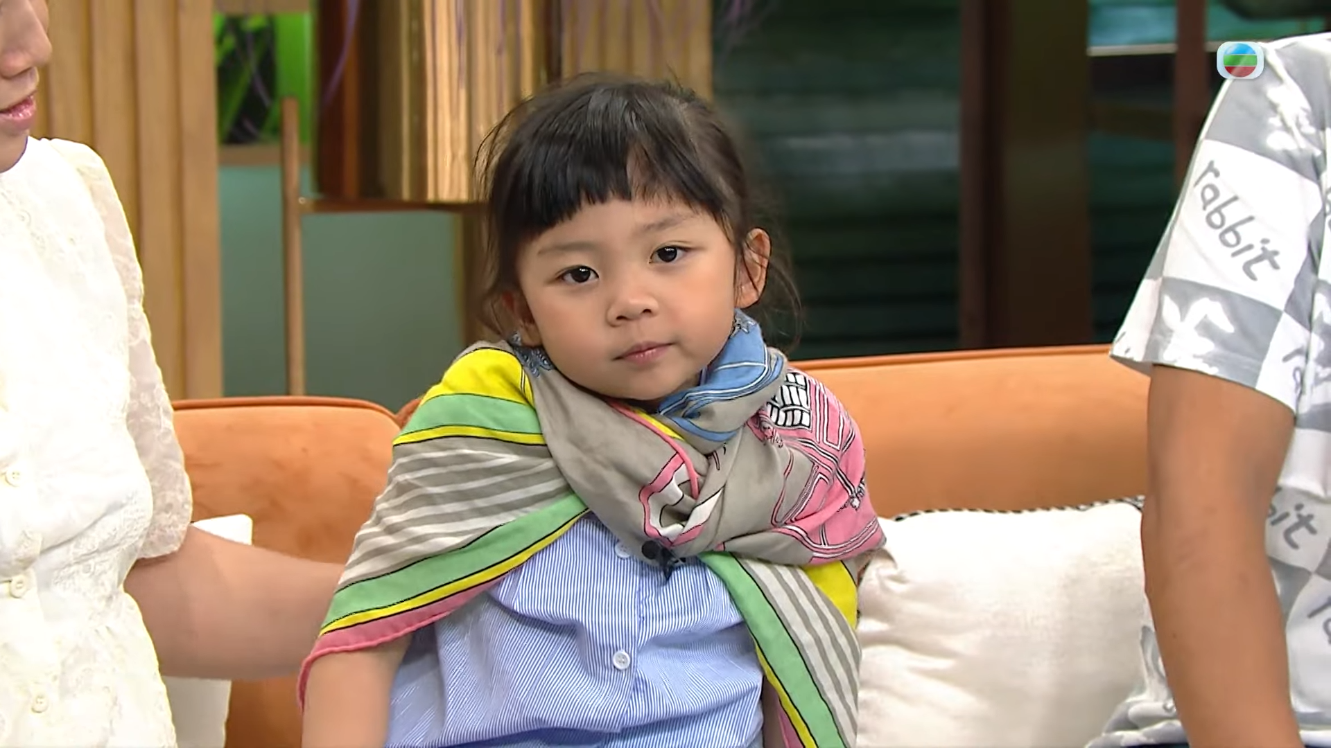 小黃妃過去因為動作太麻甩被網民批評,但她在節目中亦繼續發揮麻甩本色。