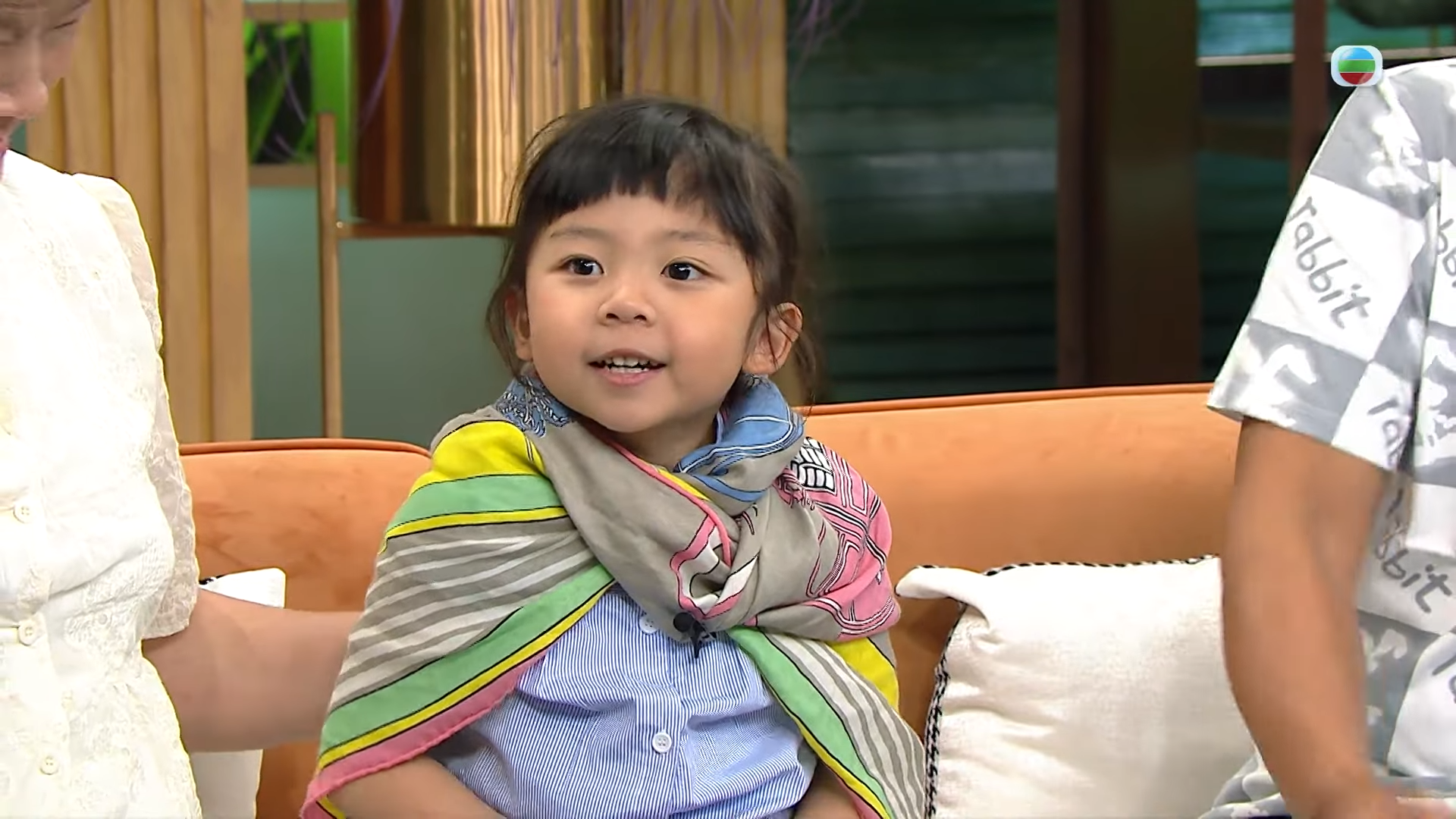 小黃妃過去因為動作太麻甩被網民批評,但她在節目中亦繼續發揮麻甩本色。