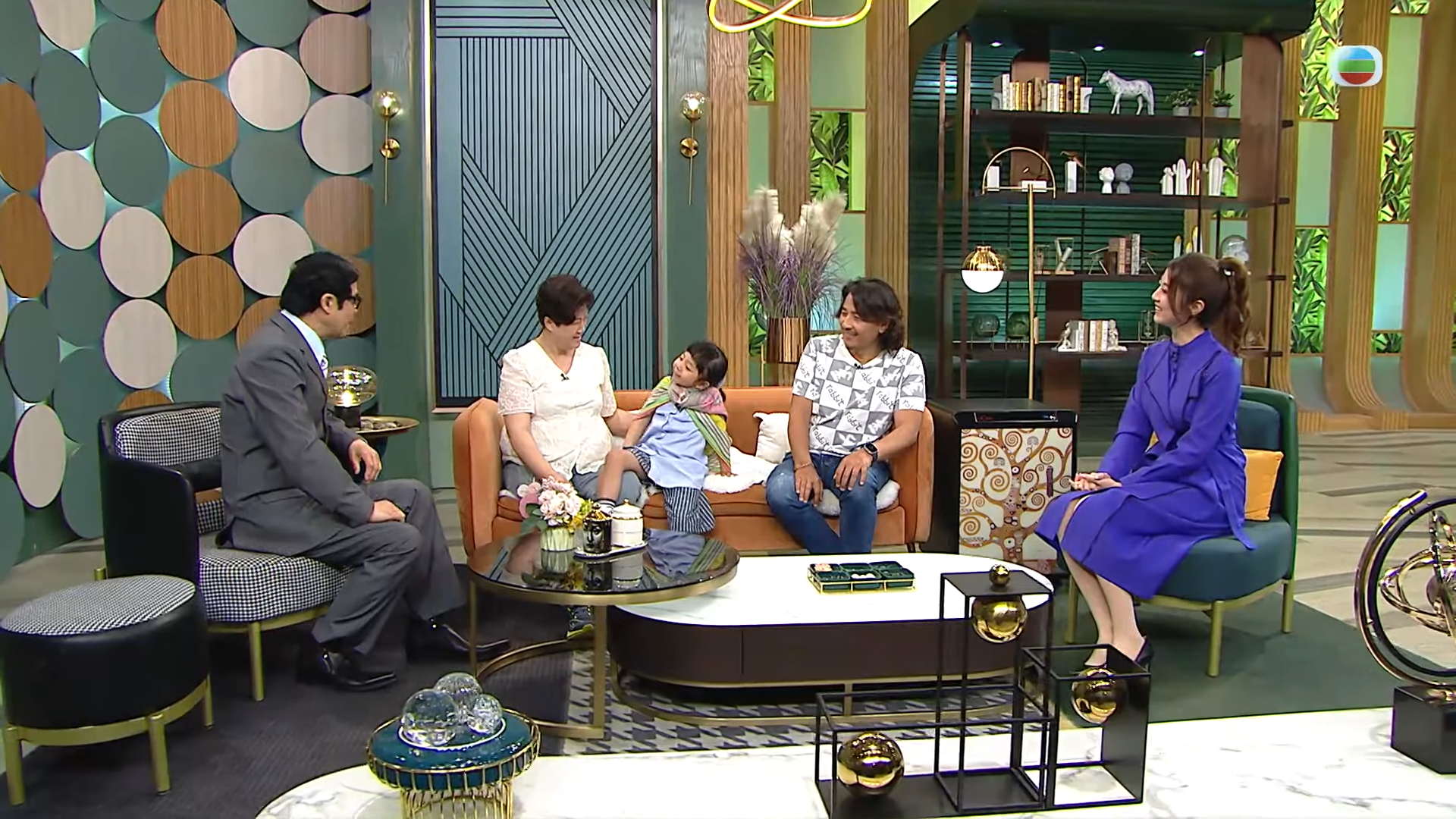 小黃妃過去因為動作太麻甩被網民批評,但她在節目中亦繼續發揮麻甩本色。