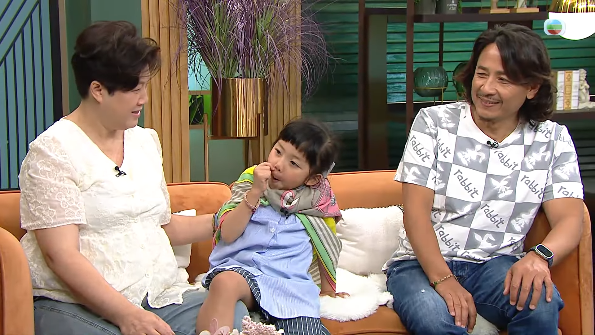 小黃妃過去因為動作太麻甩被網民批評,但她在節目中亦繼續發揮麻甩本色。