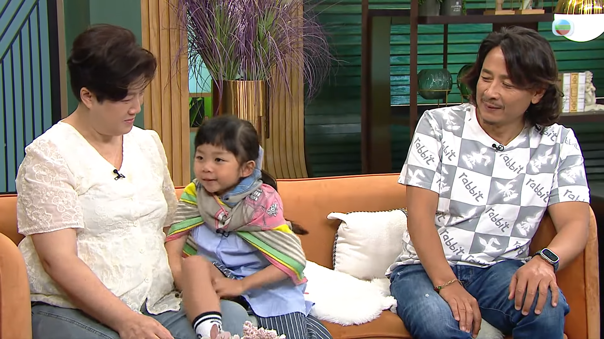 小黃妃過去因為動作太麻甩被網民批評,但她在節目中亦繼續發揮麻甩本色。