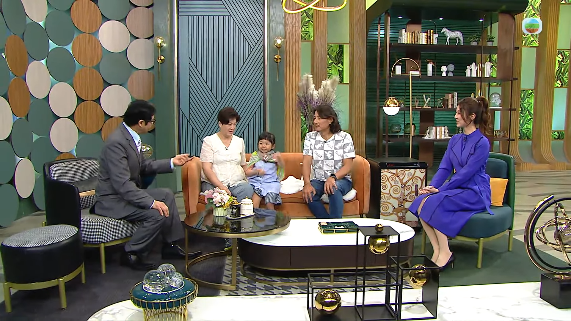 小黃妃過去因為動作太麻甩被網民批評,但她在節目中亦繼續發揮麻甩本色。