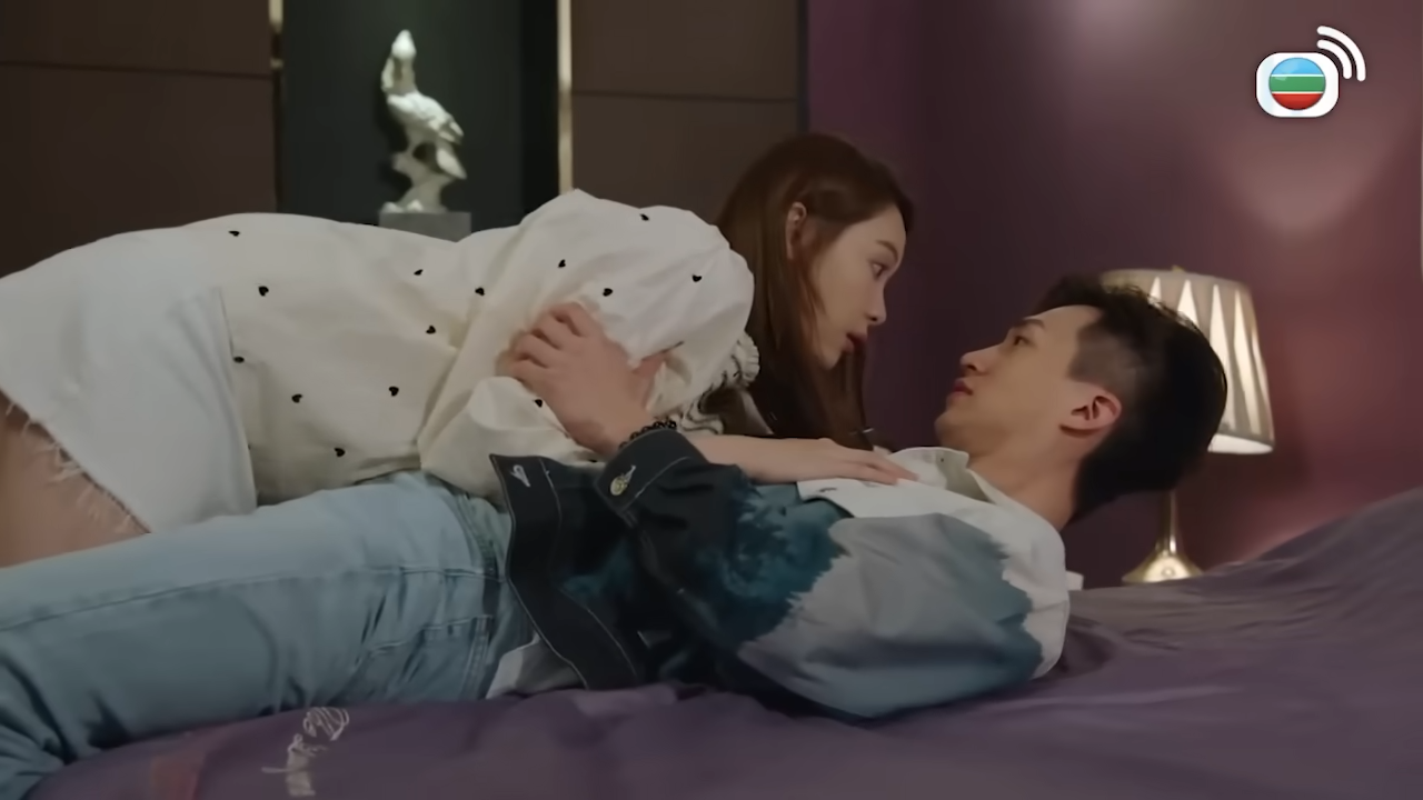 每當葉蒨文與曾展望在劇中有親暱舉動,曾展望都會耳仔紅。