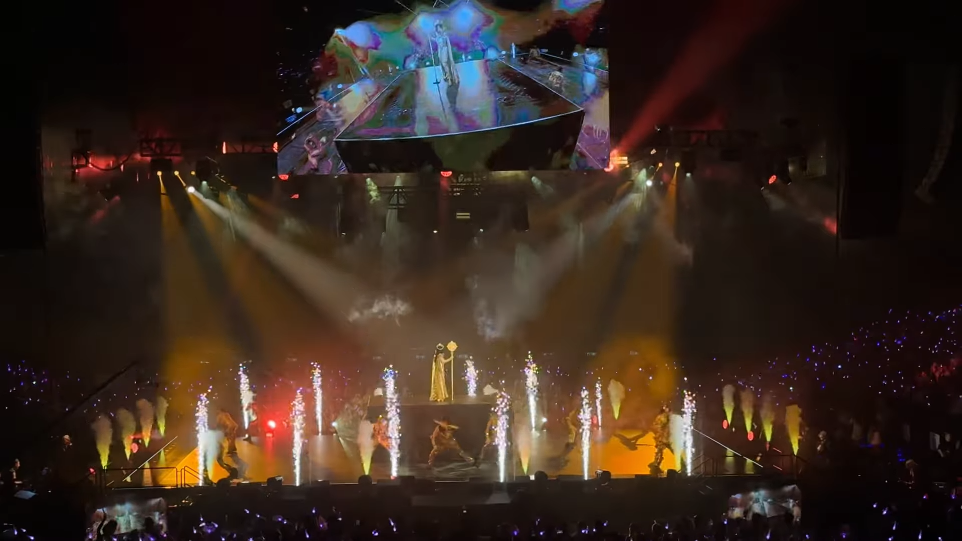 步姐演出一改以往百變華麗的舞台,反而利用舞台的投射屏做出不同效果。