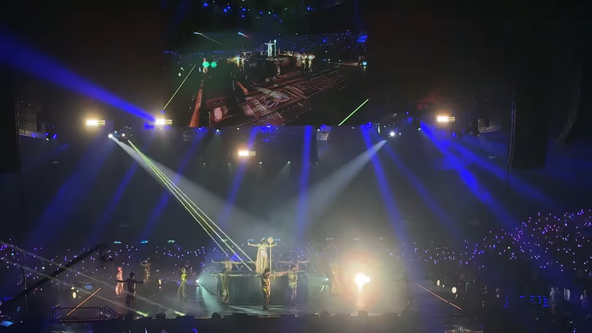 步姐演出一改以往百變華麗的舞台,反而利用舞台的投射屏做出不同效果。