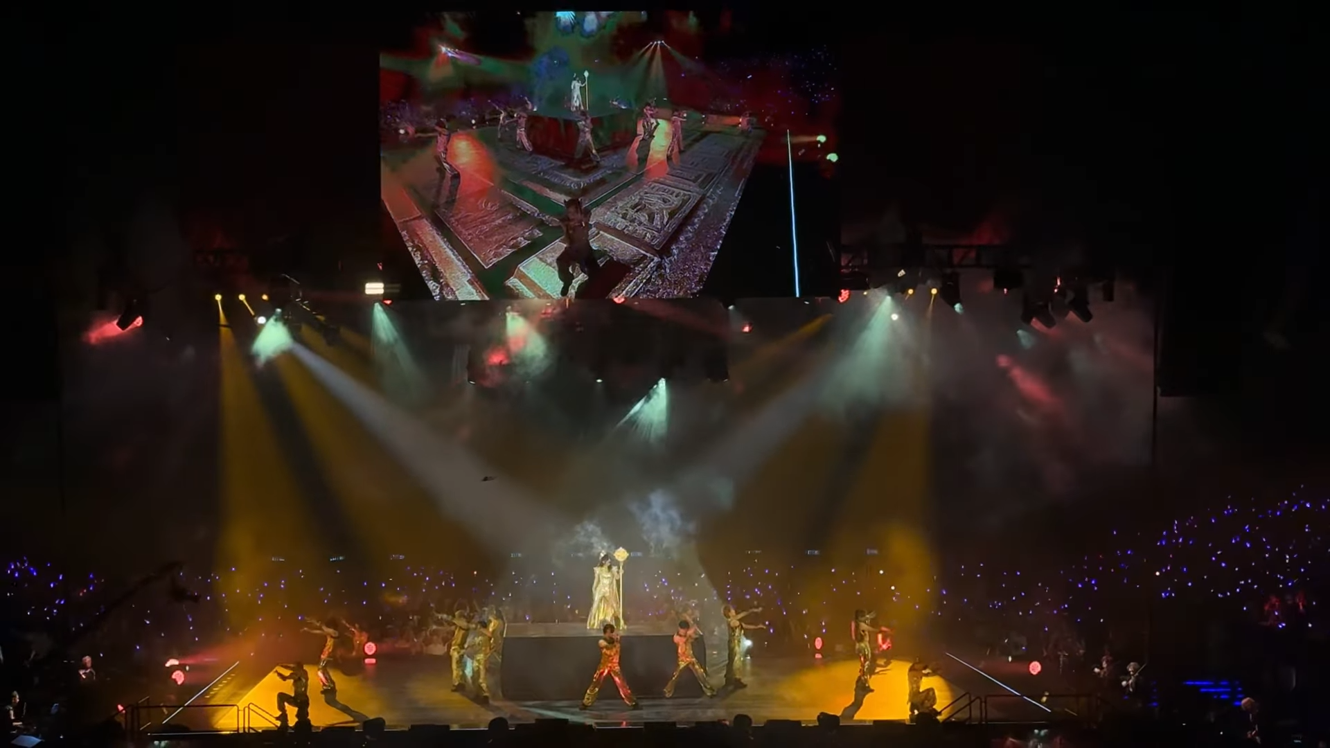 步姐演出一改以往百變華麗的舞台,反而利用舞台的投射屏做出不同效果。