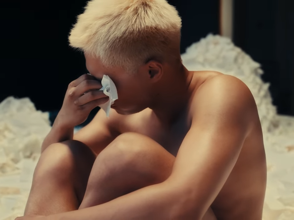 Gareth.T在《用背脊唱情歌》的MV全裸演出。