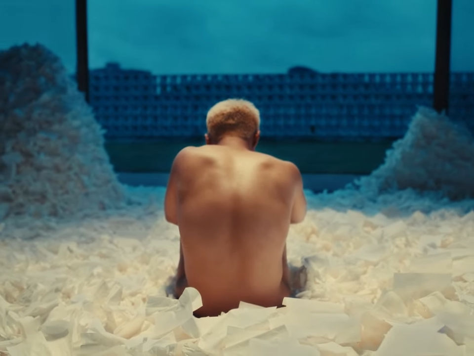 Gareth.T在《用背脊唱情歌》的MV全裸演出。