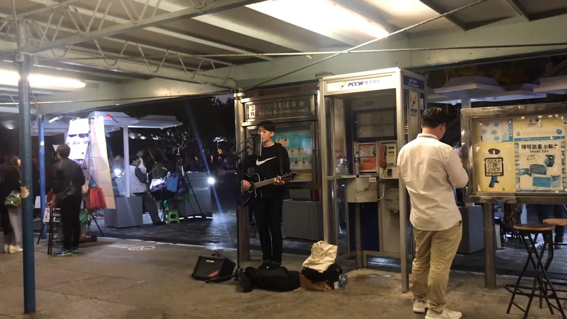 Jer柳應廷未出道前,經常在尖沙咀busking,試過沒有觀眾,僅有一位路人駐足停留。(截圖)