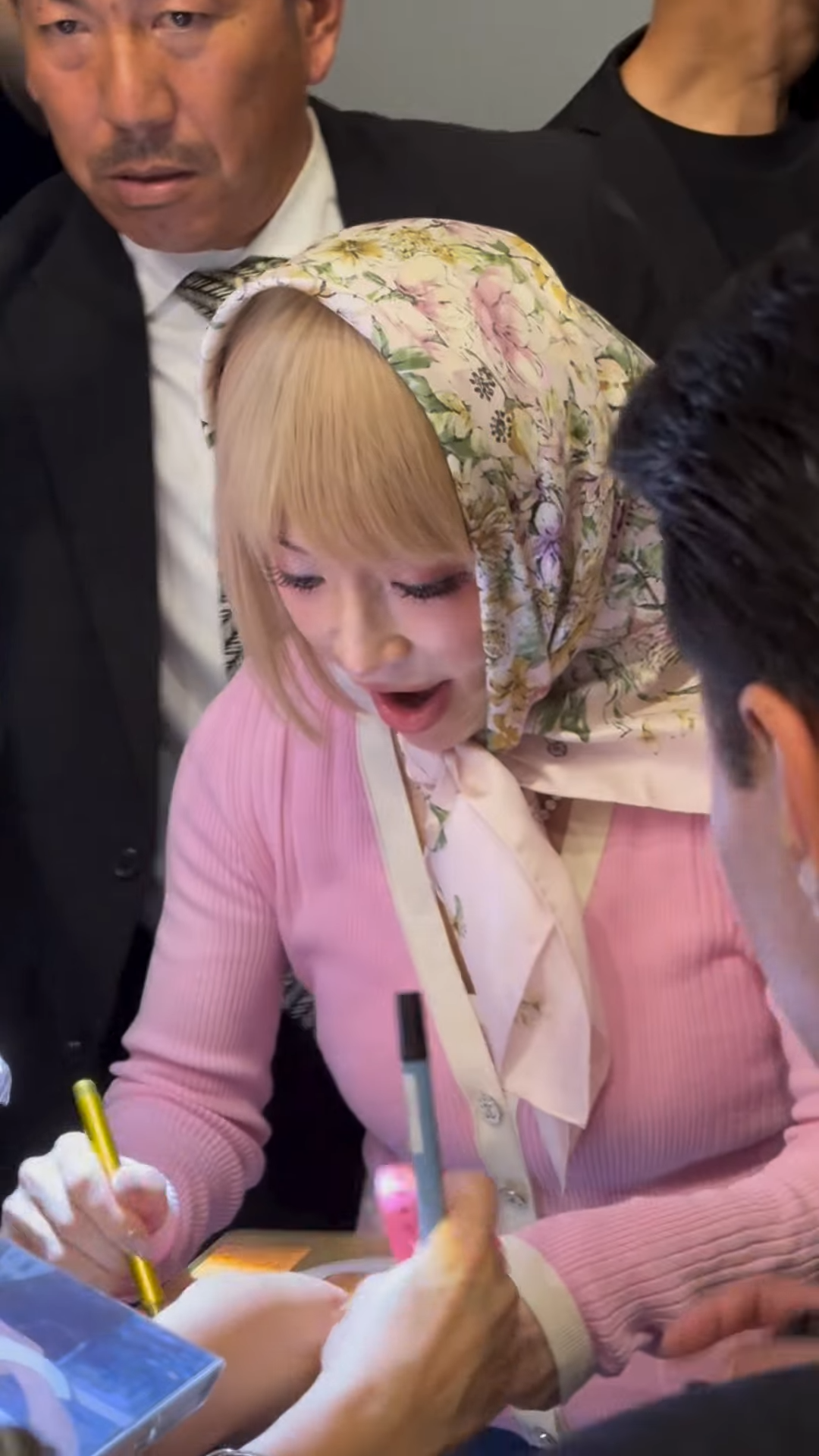 濱崎步跟fans打招呼,又為他們簽名,同時也接過fans送她的花束。(網上影片截圖)