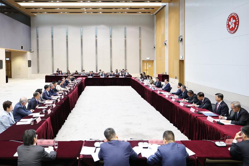 夏寶龍與愛國愛港團體代表座談。