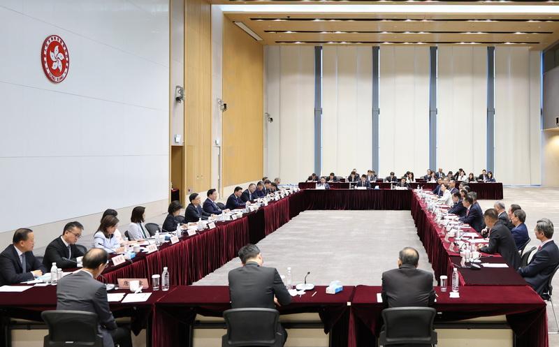 夏寶龍與香港主要大學代表座談。