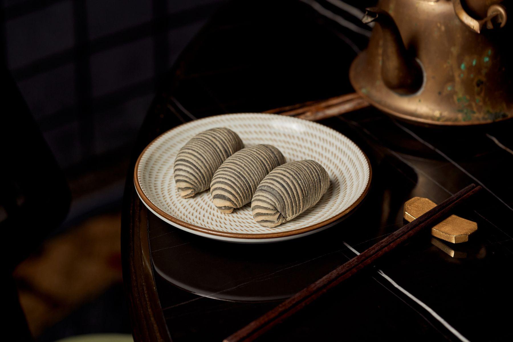 竹炭黑椒和牛柳酥$99/3件 酥皮層層輕盈酥化,難得不油膩。牛柳軟腍充滿肉汁。