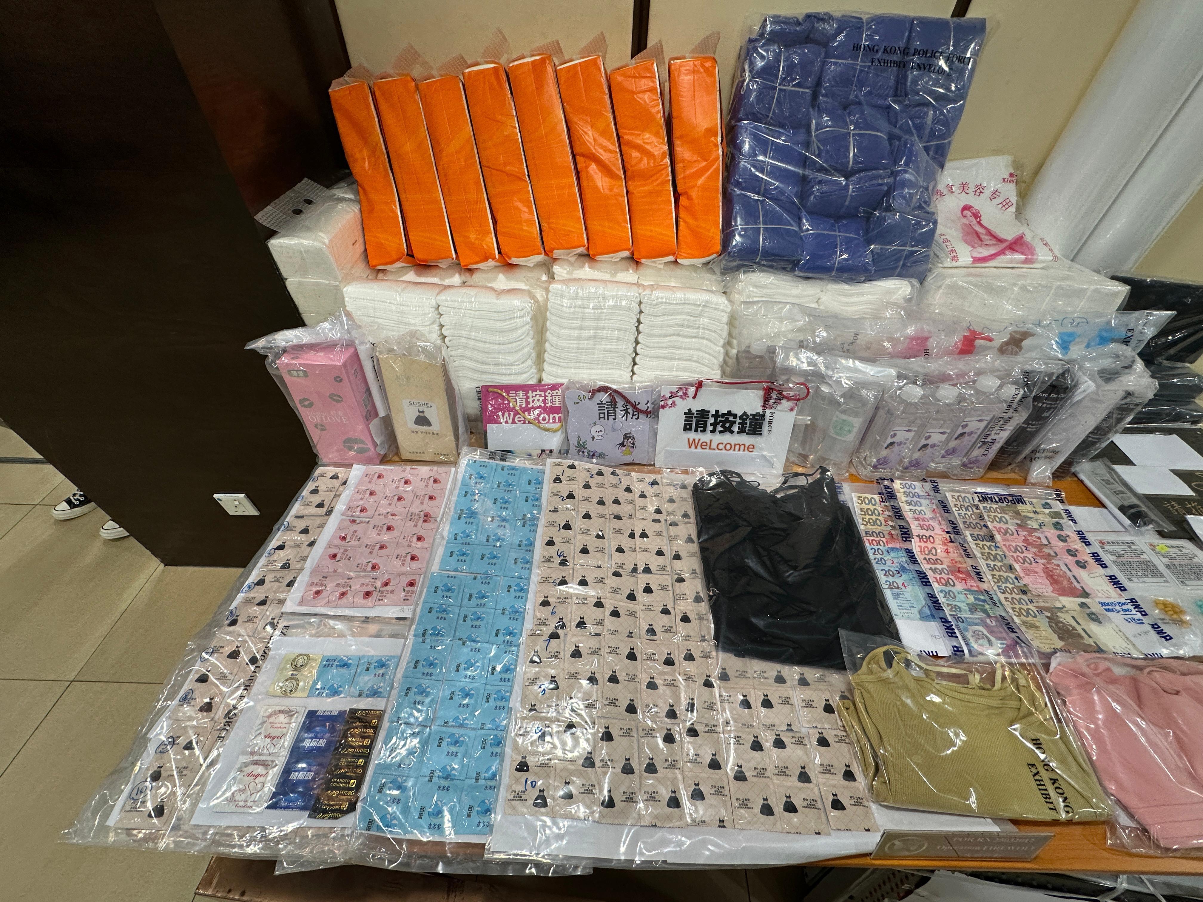 警方檢獲大批賣淫工具,包括潤滑劑及避孕套等。