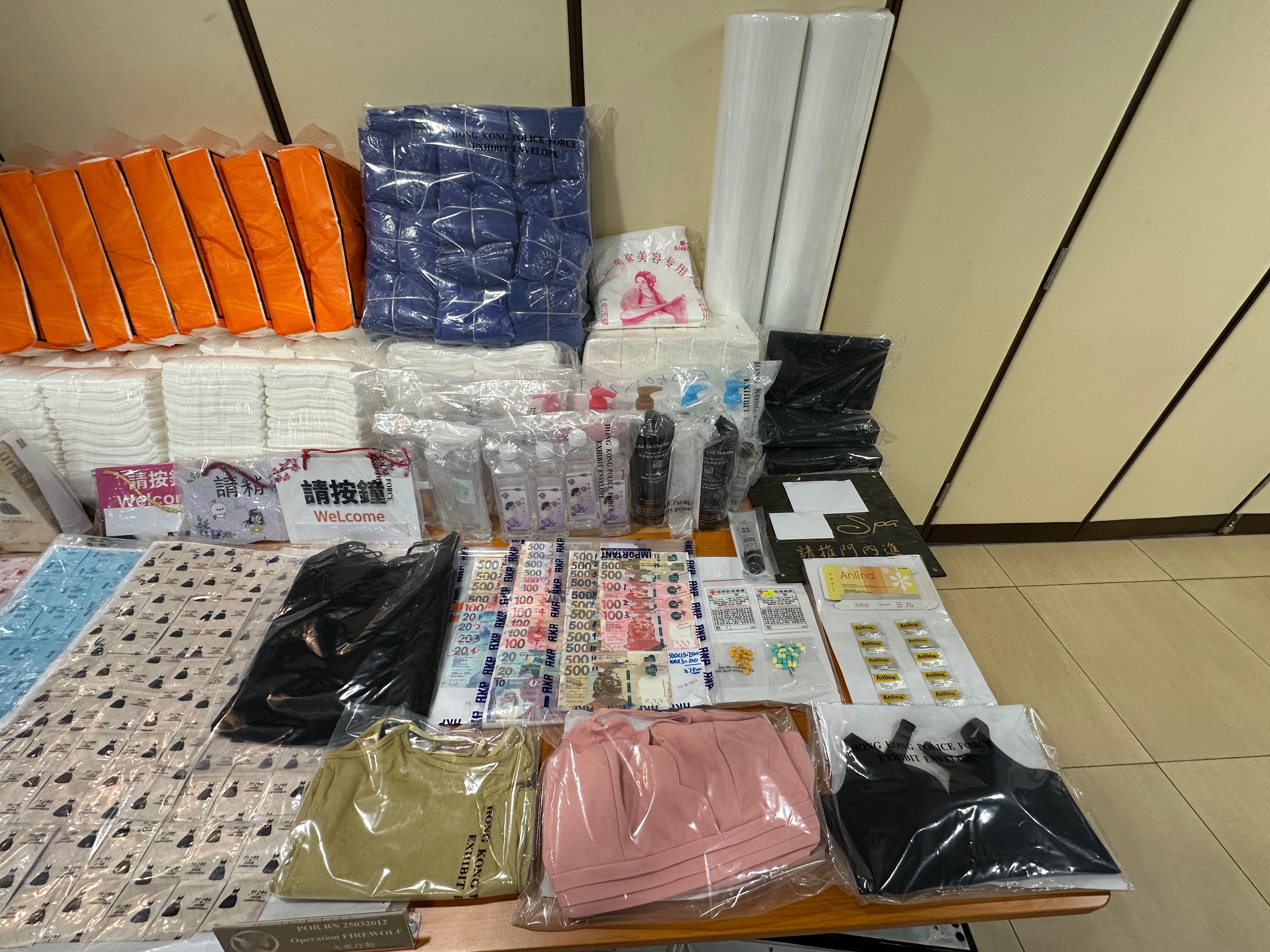 警方檢獲大批賣淫工具,包括潤滑劑及避孕套等。