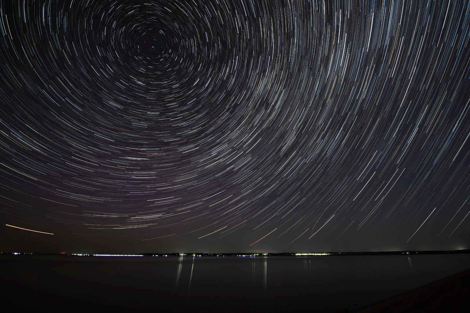 受地磁暴影響,黑龍江出現粉紅色及紫色極光,有人拍下星跡。(新華社)