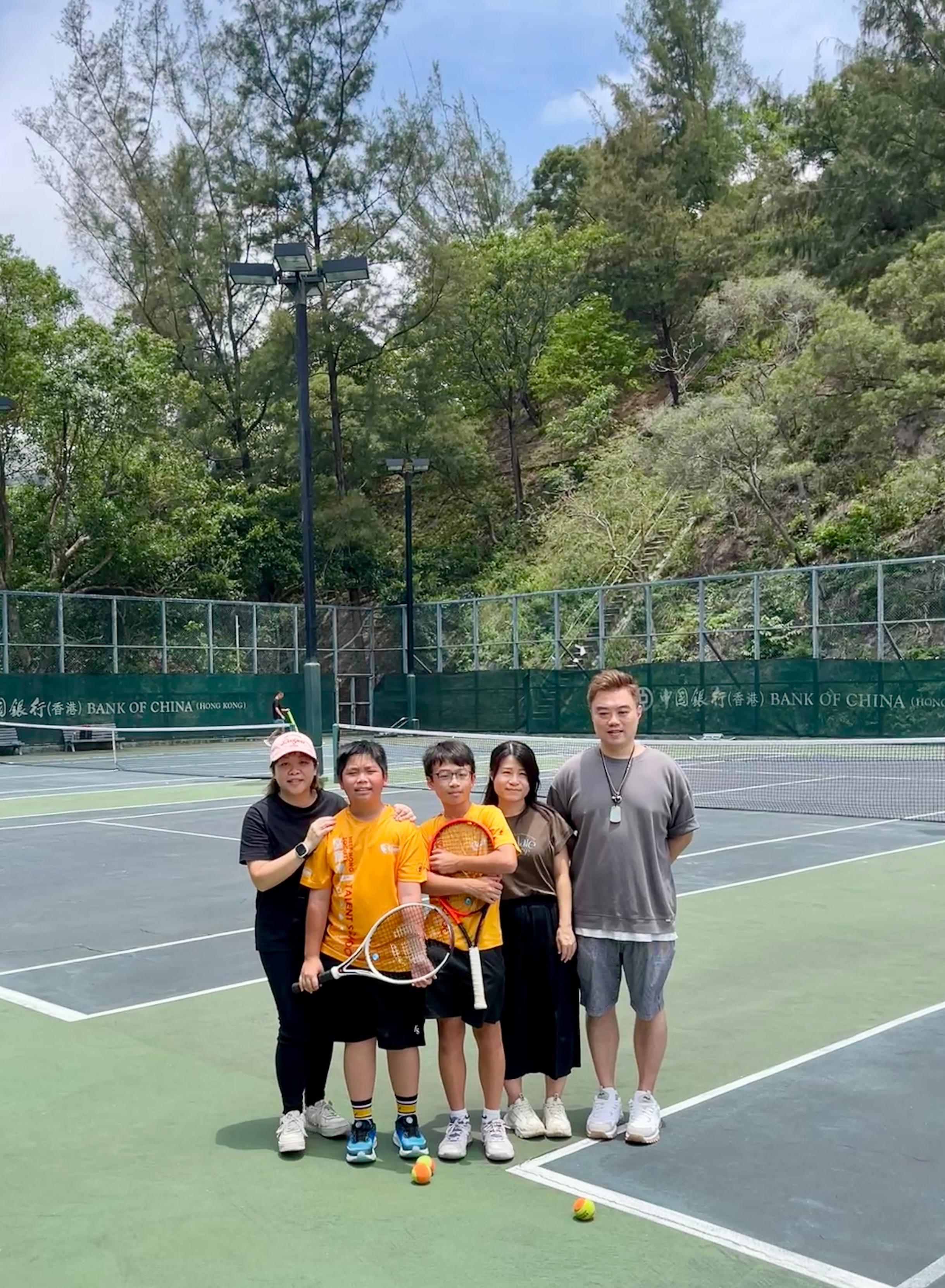 正科及梓謙的家長對兒子的進步表示感恩。(公關提供照片)