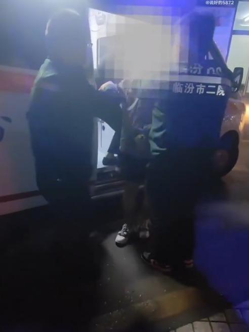 山西省臨汾市男子被4支串燒竹籤插頸後,在當局人員保護下乘車到醫院。