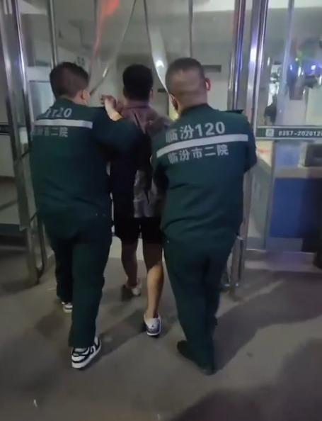 工作人員在旁輔助傷者,以免移動串燒竹籤。