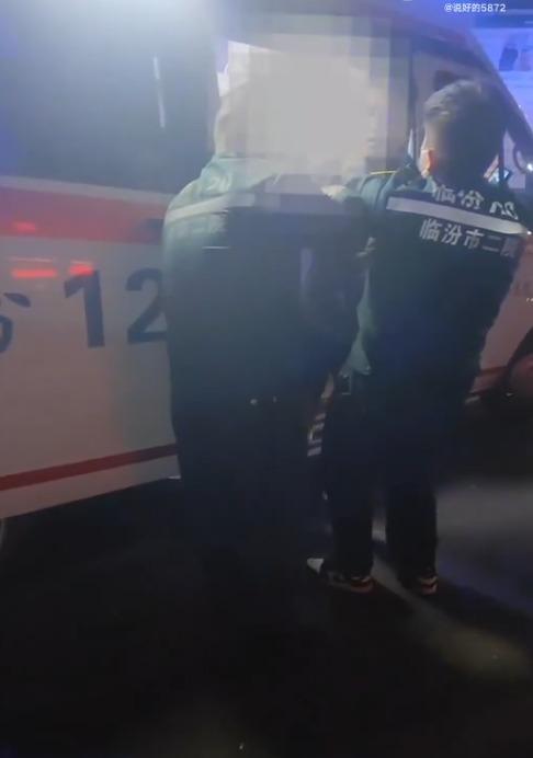 傷者小心奕奕落車到醫院。