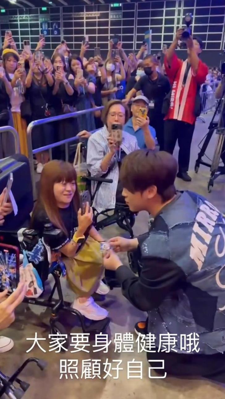 姜濤為有特別需要的姜糖送上招福貓。