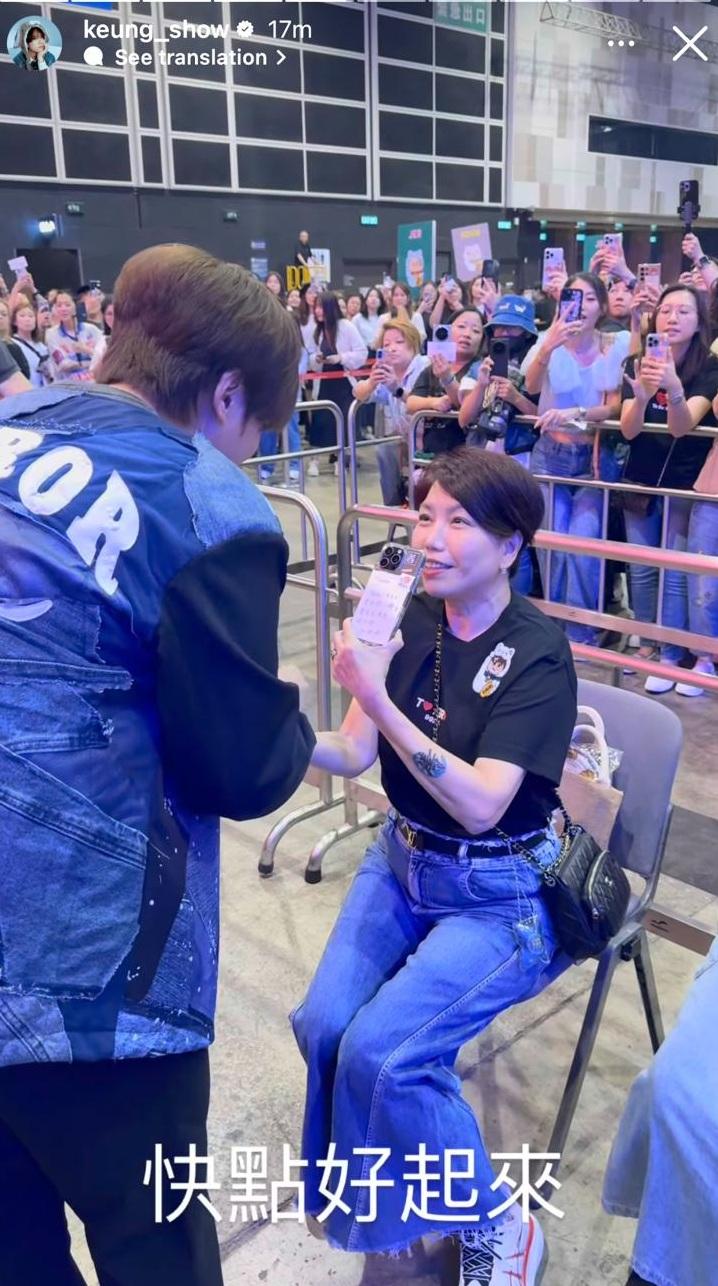 姜濤為有特別需要的姜糖送上招福貓。