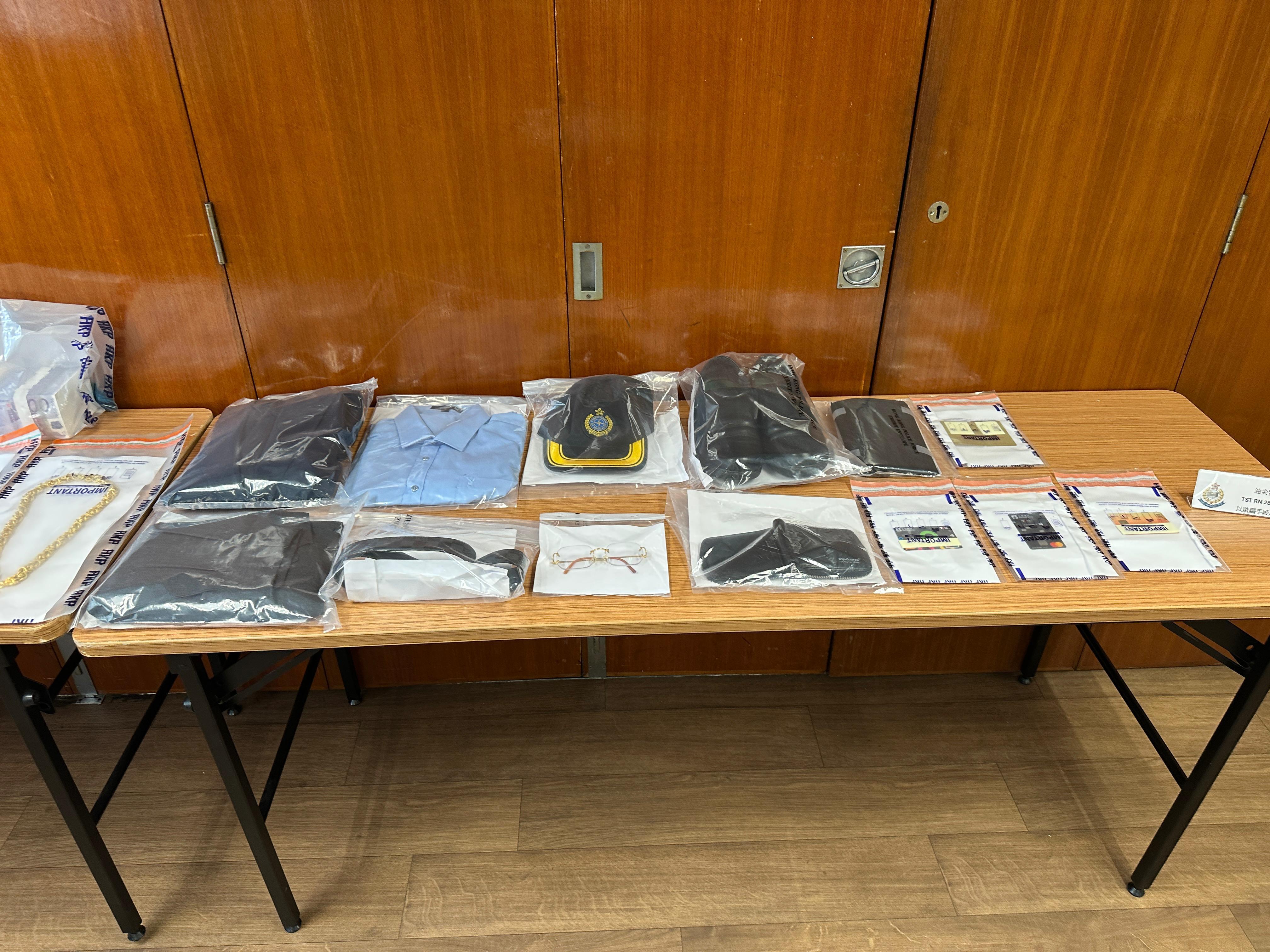 探員持法庭搜令突擊搜查一間位於紅磡區的酒店房,檢獲大批證物。