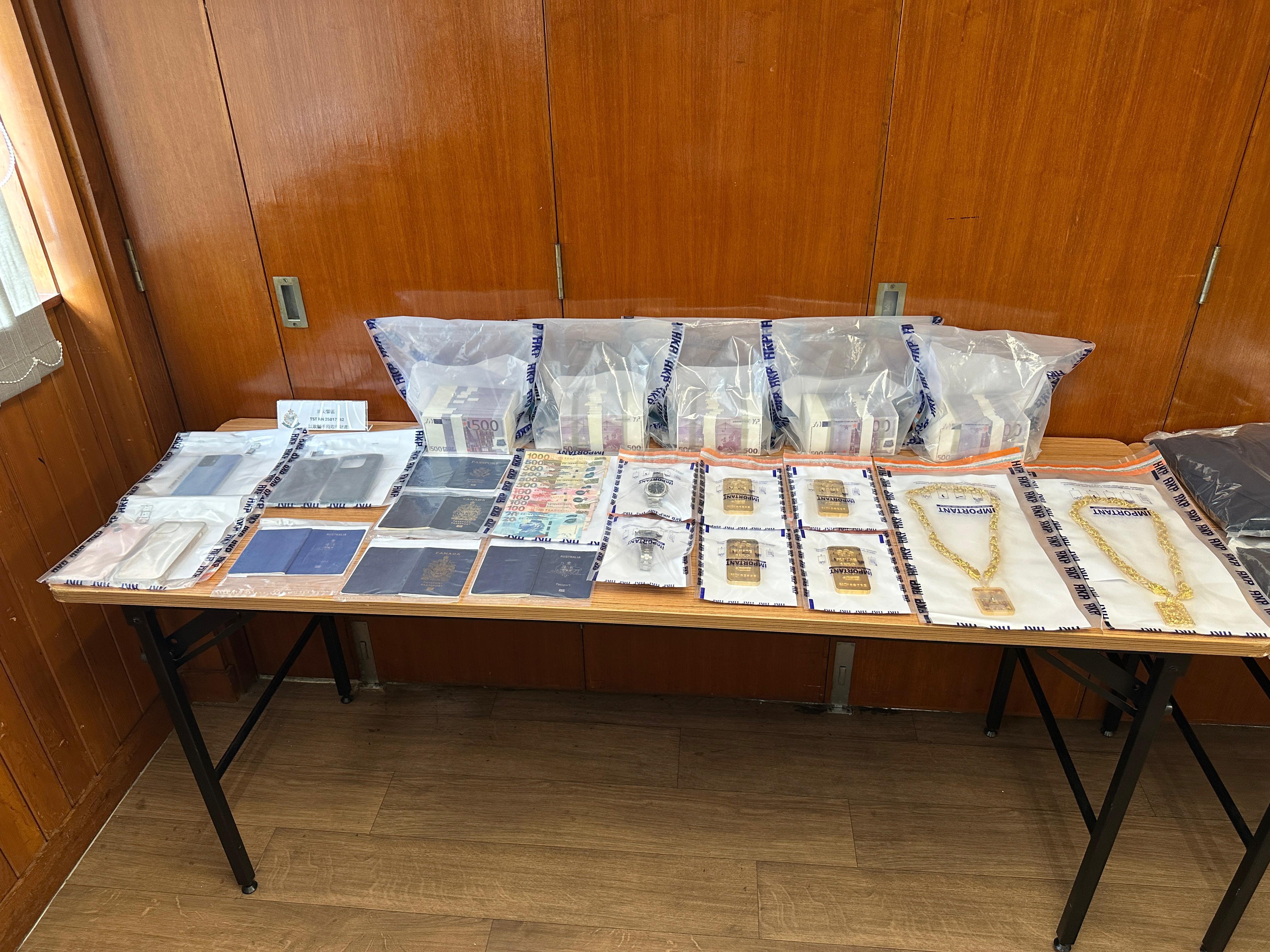 探員持法庭搜令突擊搜查一間位於紅磡區的酒店房,檢獲大批證物。