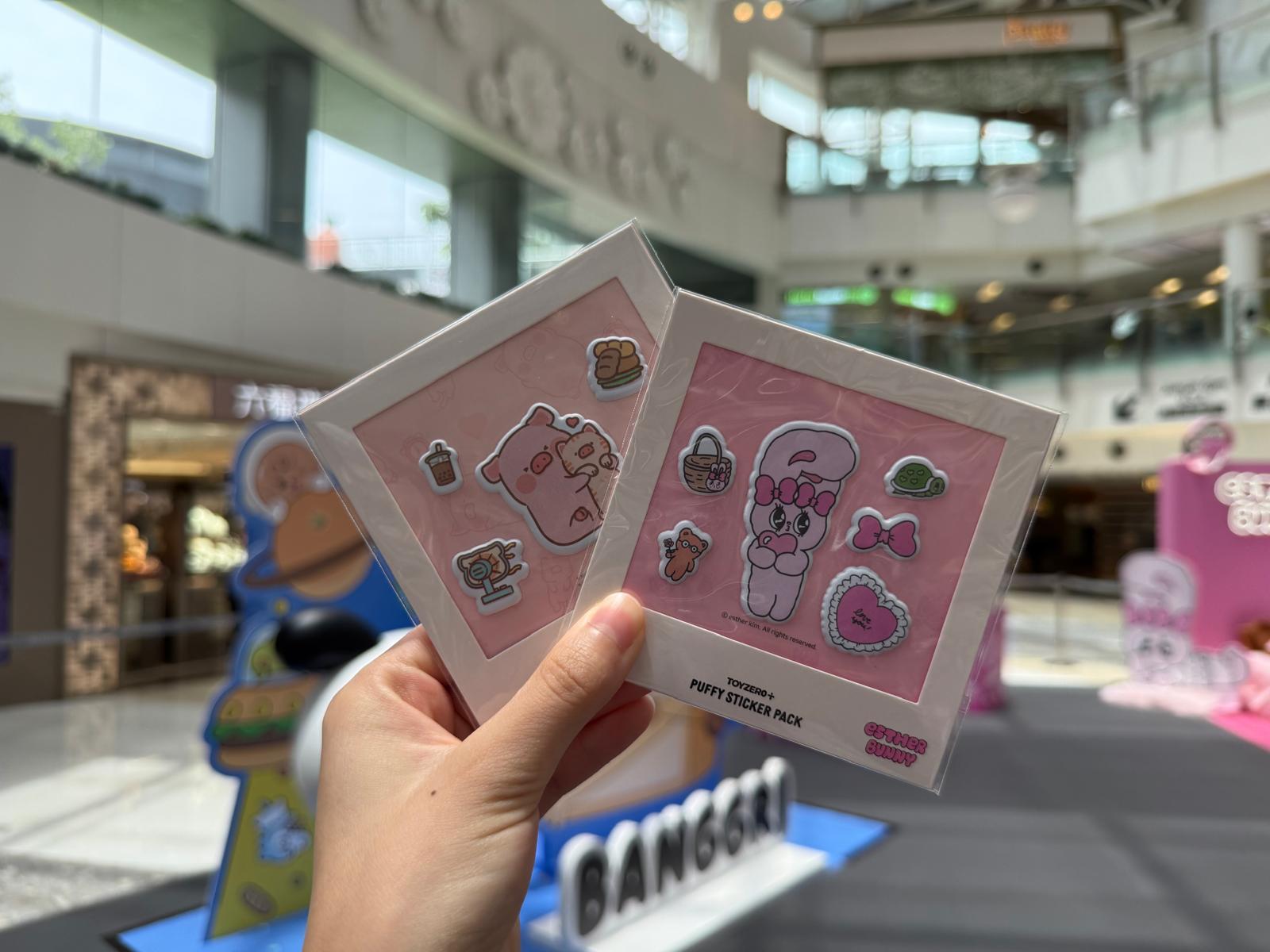 購物滿HK$100及於Instagram限時動態分享活動資訊,即可隨機獲贈萌星泡泡貼紙一枚。 (本報攝)