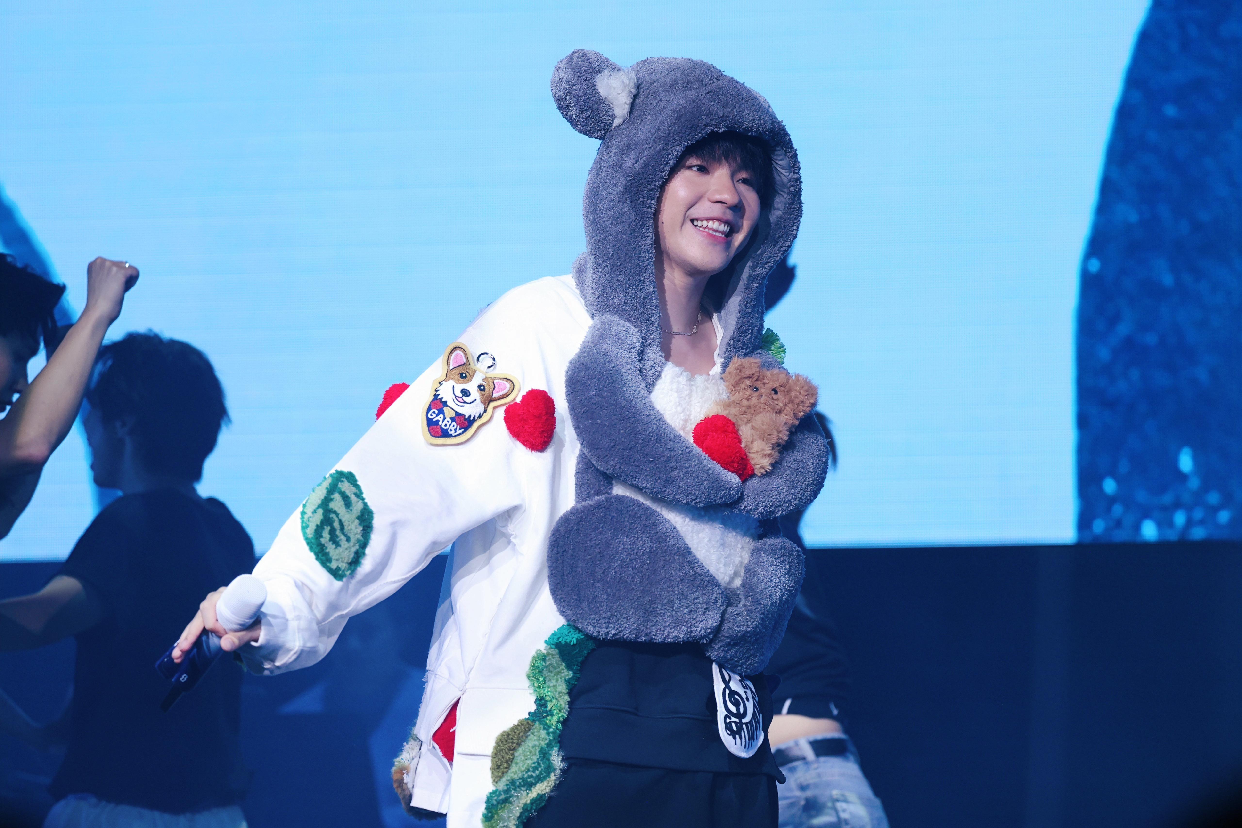 Ian將衫的上半身改成一隻有手有腳無尾熊。