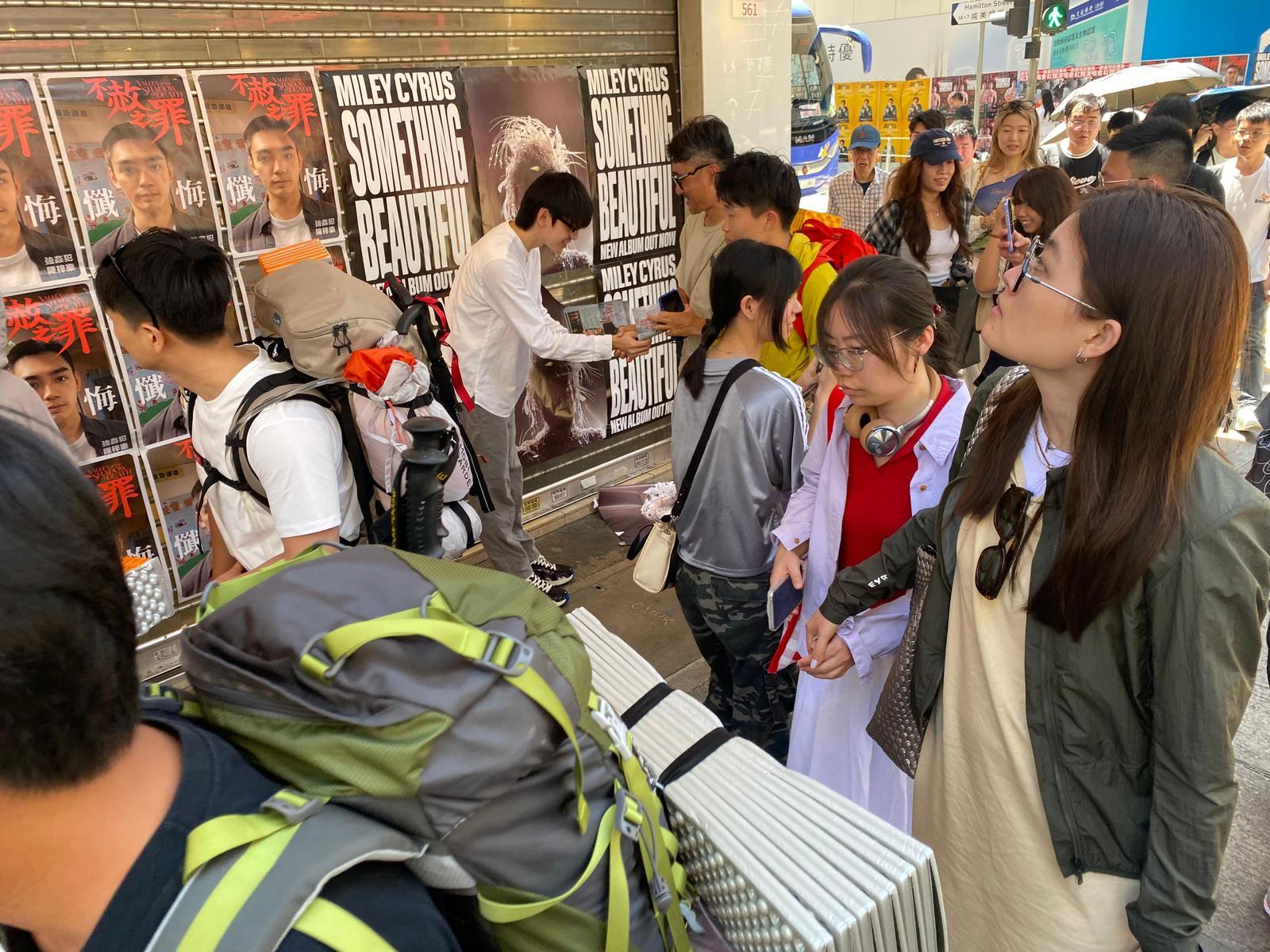 歐鎮灝(George@P1X3L)為電影《不赦之罪》宣傳,在街頭派單張。