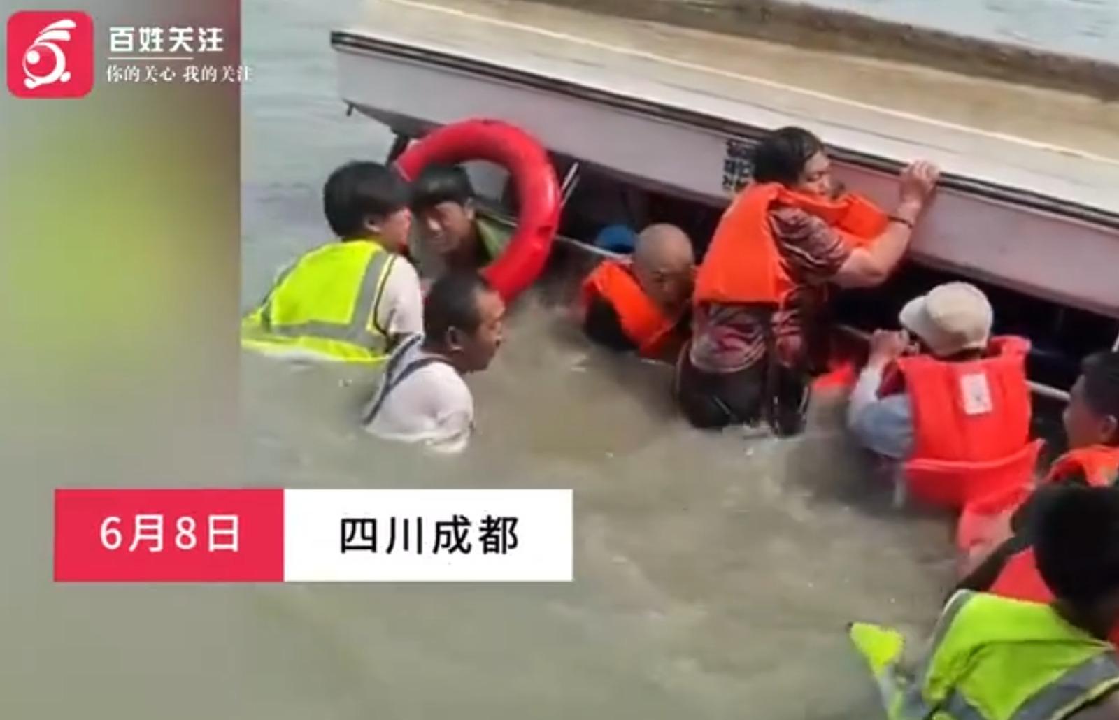 四川成都千畝荷塘景區發生意外,觀光船出現超載引致翻側。(影片截圖)