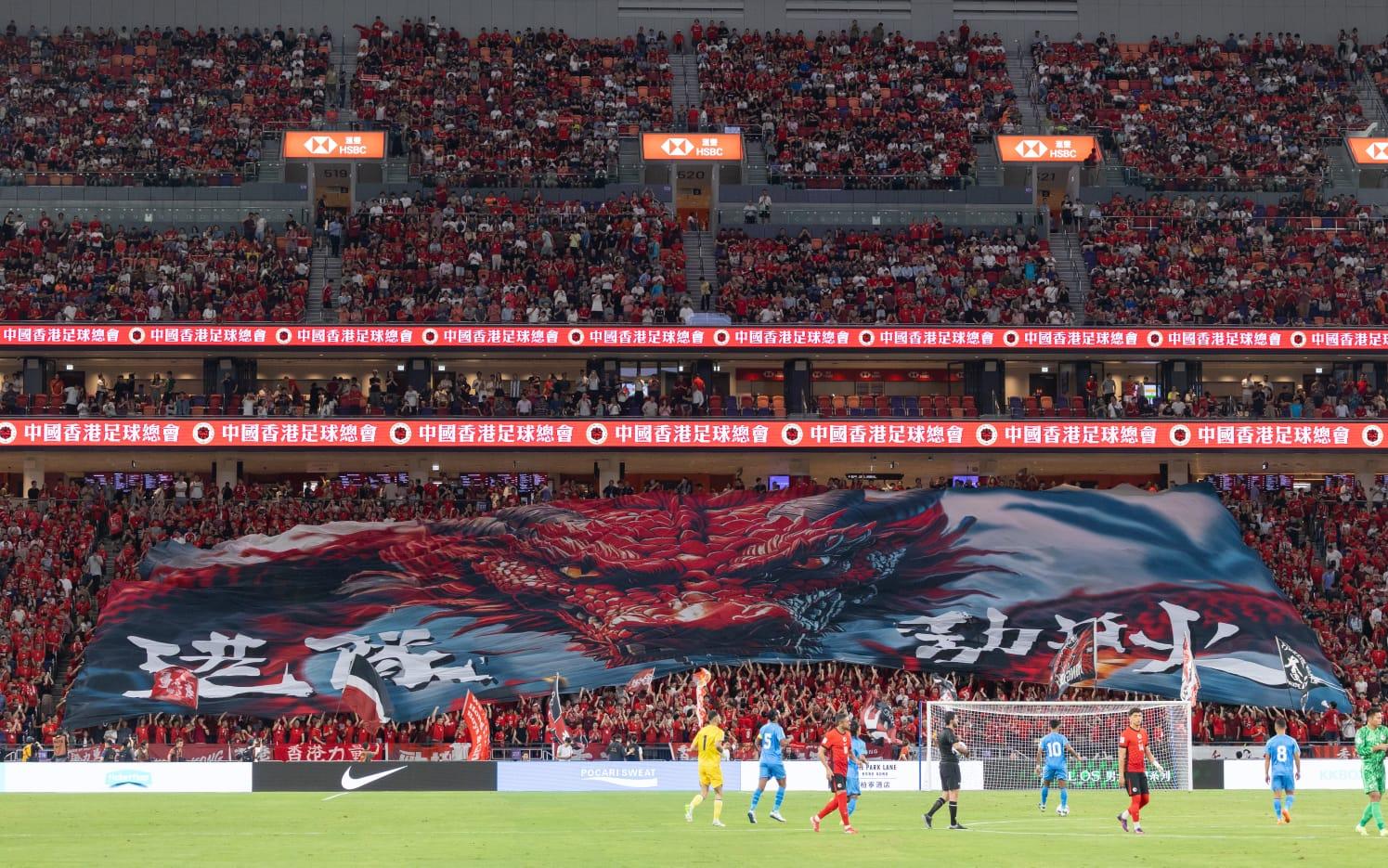 香港隊球迷製作的巨龍條幅。(蘇文傑攝)