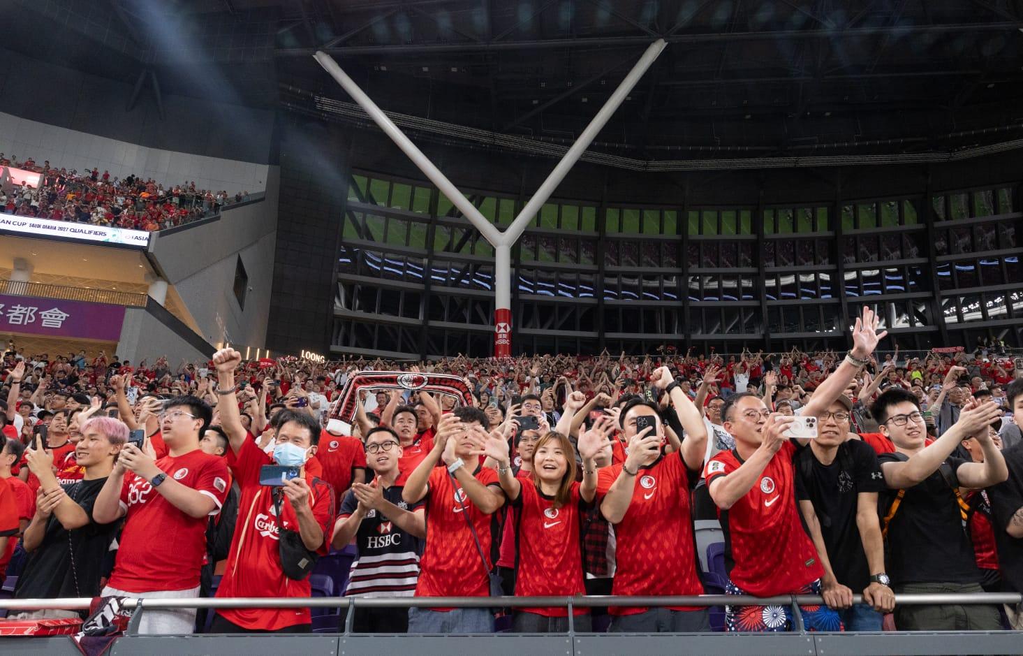 亞洲盃外圍賽|香港足球隊對印度,香港隊球迷慶祝球隊入球。(蘇文傑攝)