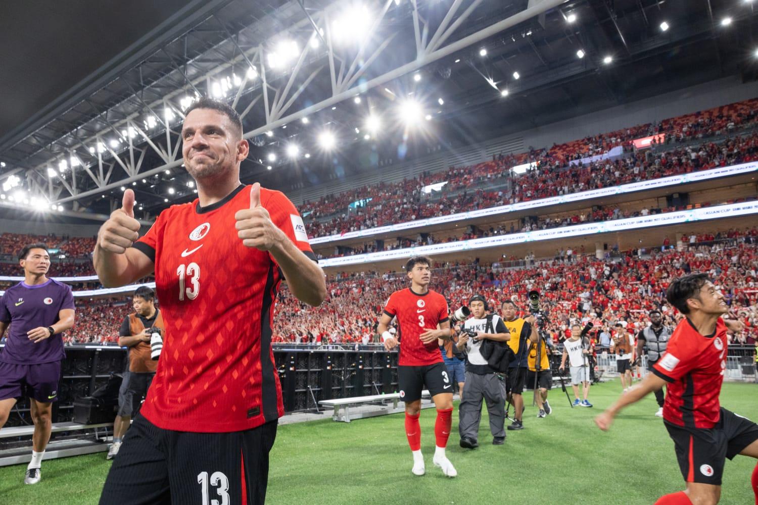 亞洲盃外圍賽|香港足球隊對印度,港隊功臣彭利拿與球迷慶祝。(蘇文傑攝)