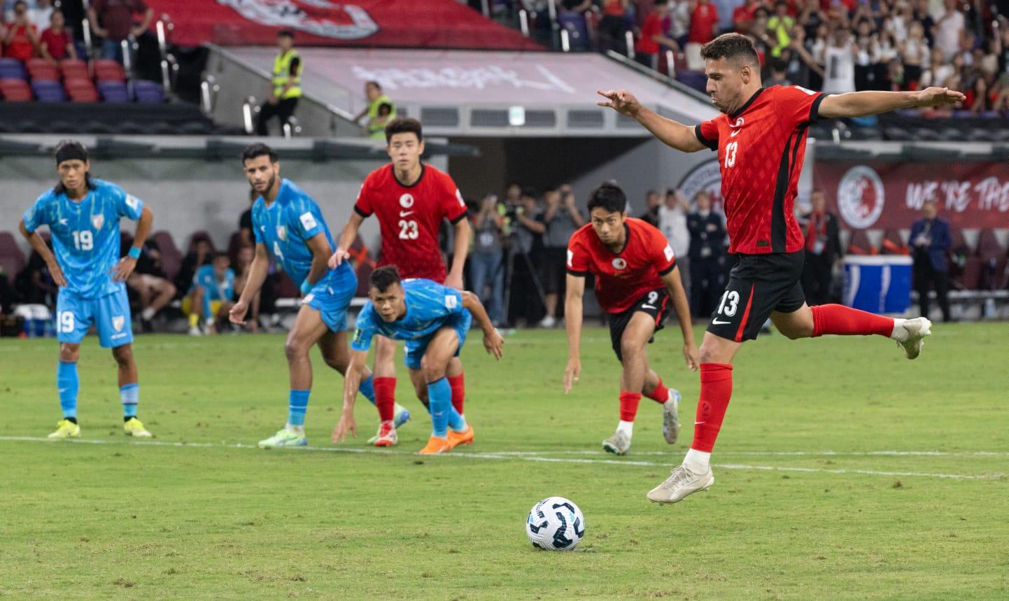 亞洲盃外圍賽|香港足球隊對印度,彭利拿補時為港隊操刀12碼。(蘇文傑攝)