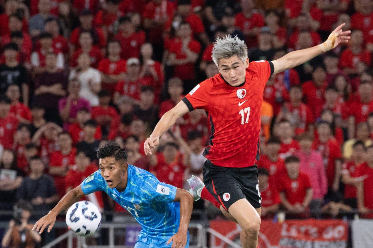 亞洲盃外圍賽|香港足球隊對印度,港隊的陳晉一力頂對手。(蘇文傑攝)