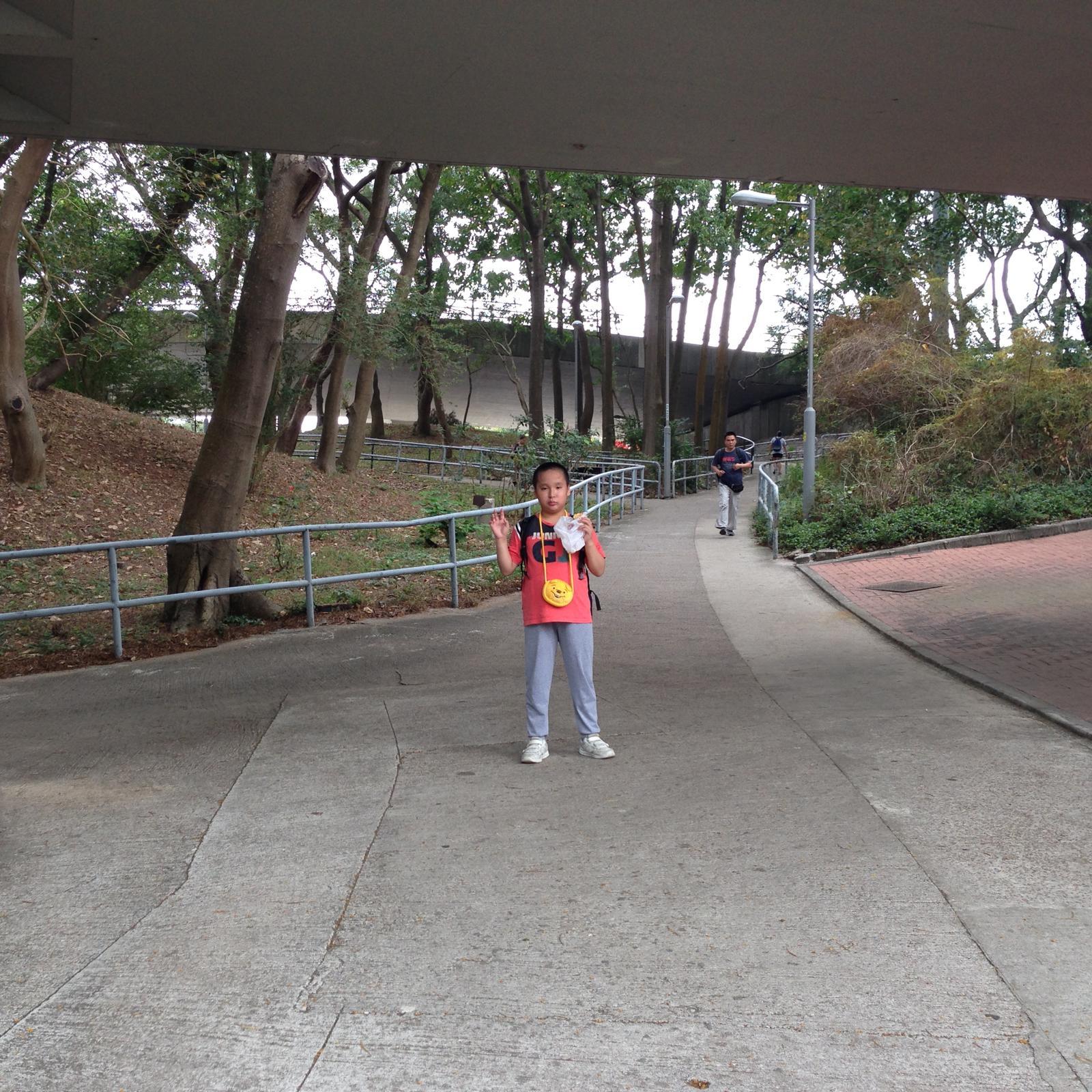 關日星童年照。(學校提供照片)