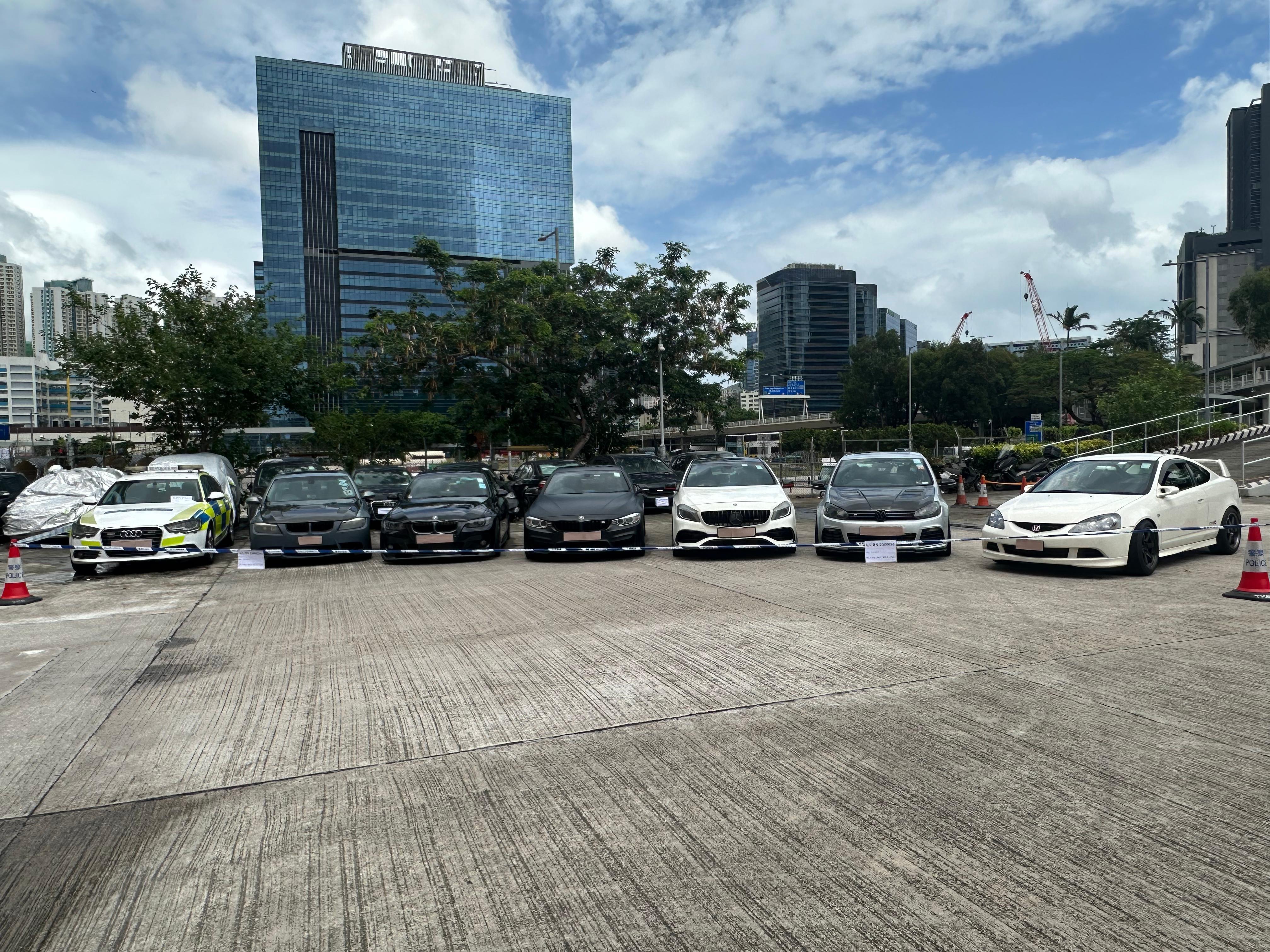 一輛退役警車與多輛私家車於觀塘道非法賽車,其間一度亮燈推動各車前進,有網民將拍到事發一刻的車CAM片上載至社交平台。警方經調查後昨日(12日)拘捕8人,包括退役警車的29歲車主,他涉嫌干犯「非法賽車」、「假冒警務人員」、「使用虛假文書」及「駕駛時沒有第三保」等罪。