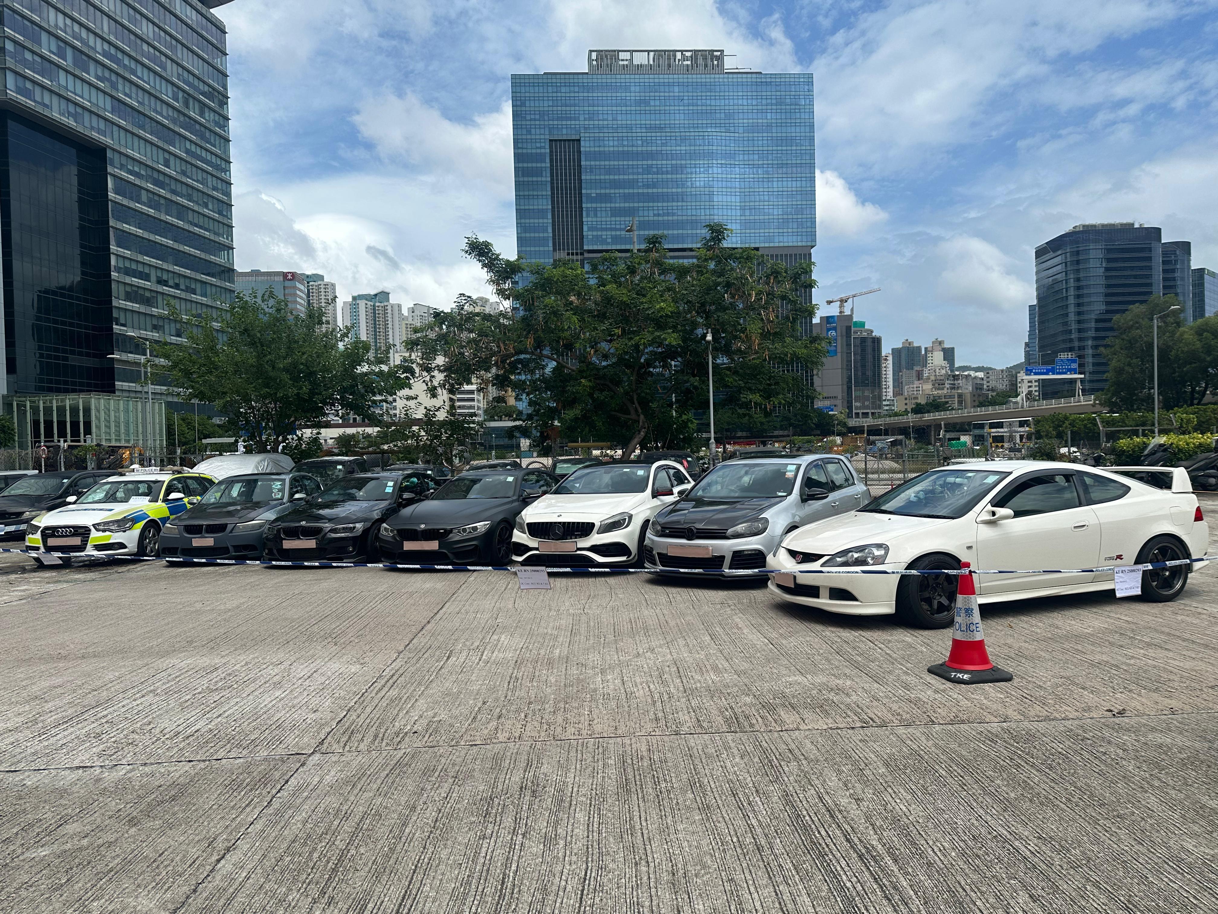 一輛退役警車與多輛私家車於觀塘道非法賽車,其間一度亮燈推動各車前進,有網民將拍到事發一刻的車CAM片上載至社交平台。警方經調查後昨日(12日)拘捕8人,包括退役警車的29歲車主,他涉嫌干犯「非法賽車」、「假冒警務人員」、「使用虛假文書」及「駕駛時沒有第三保」等罪。