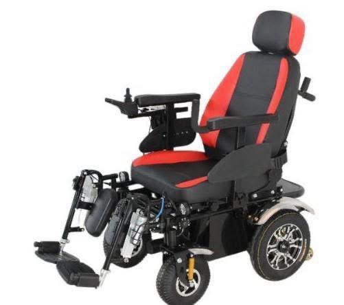 阿Mo李啟言終可在輔助下坐上電動輪椅。