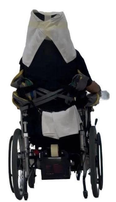 阿Mo李啟言首次可自言驅動電動輪椅,往醫院樓下的商店。