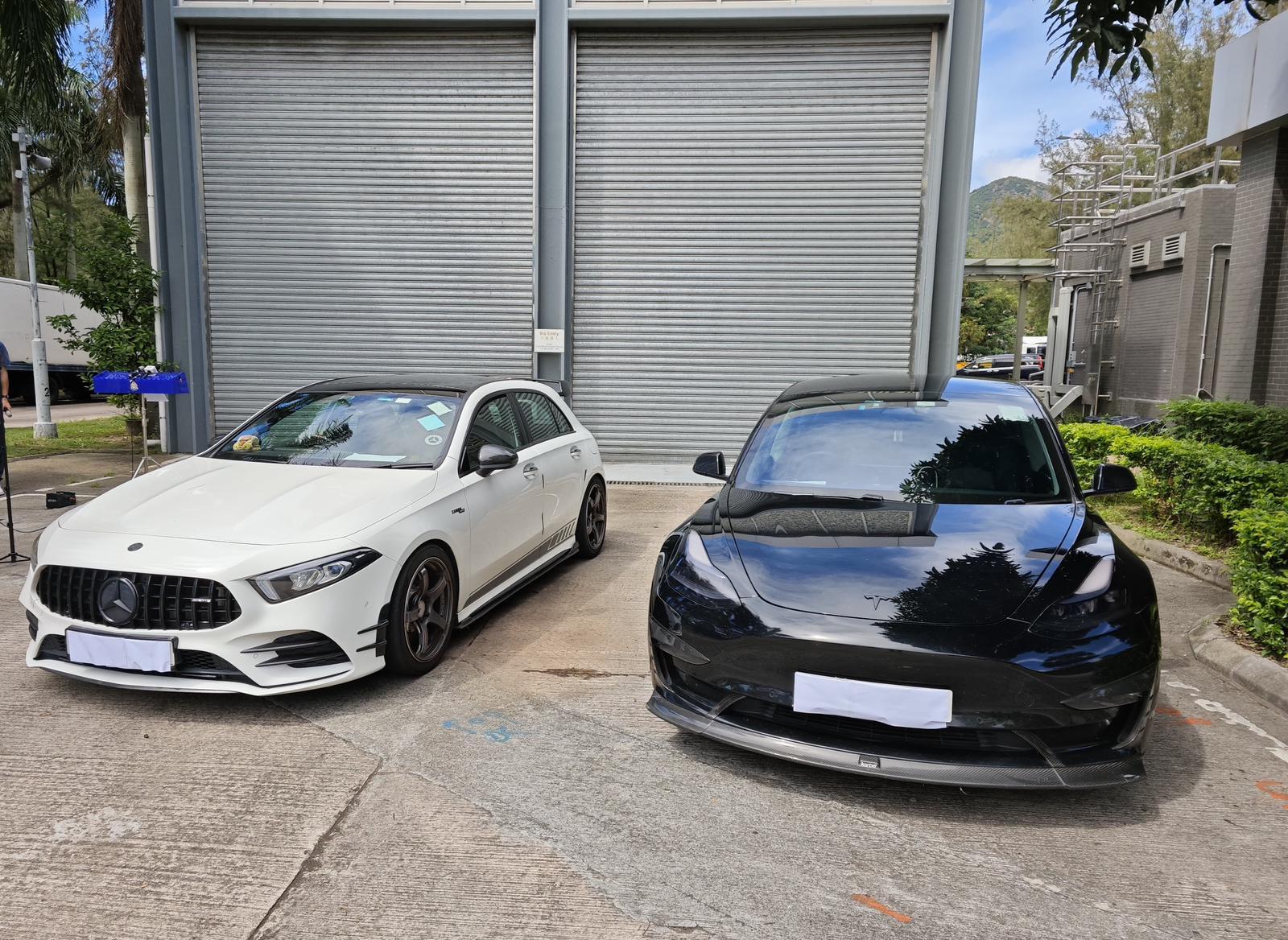 兩輔涉案私家車已被扣查作進一步檢驗。