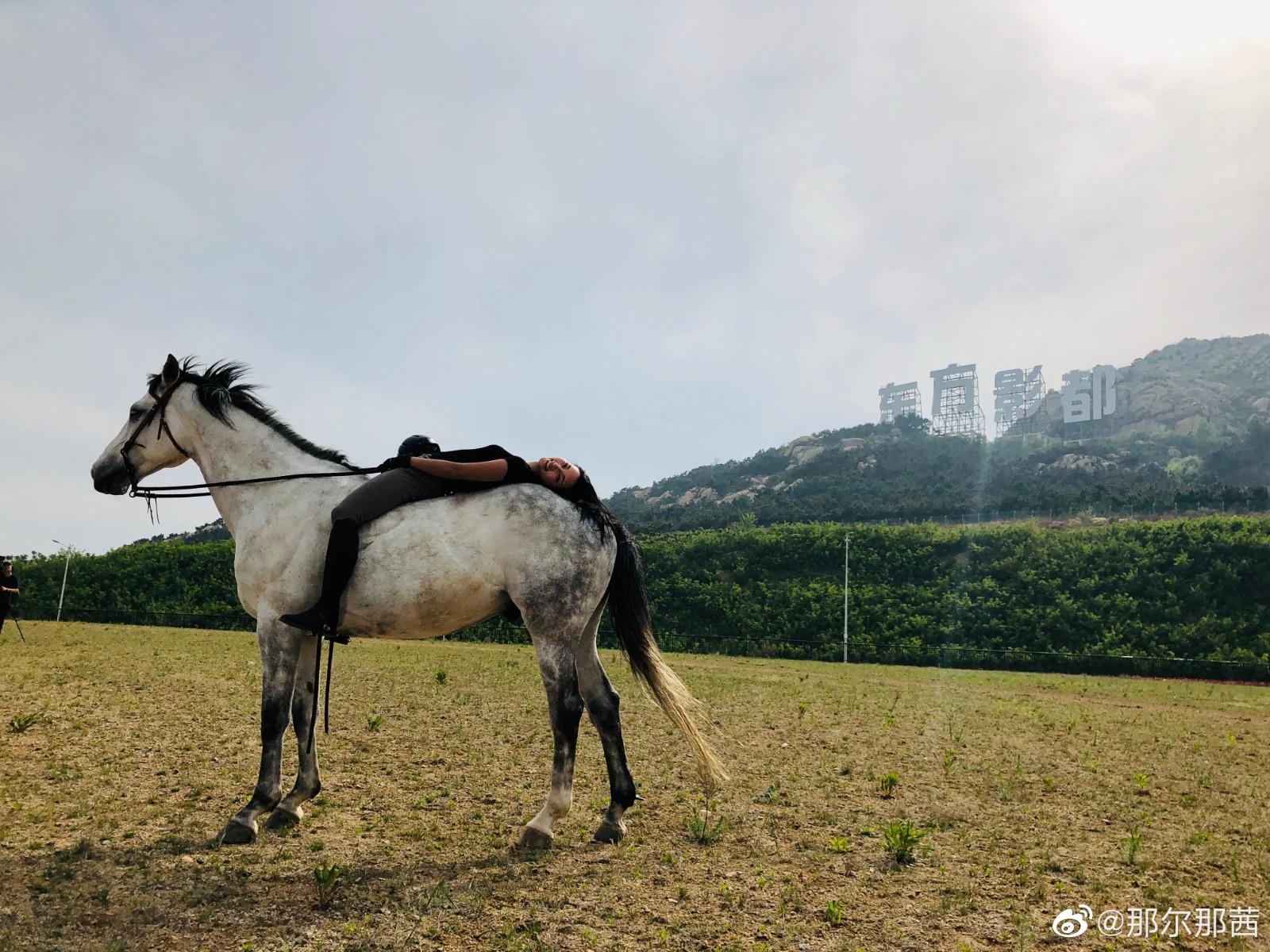 《長安的荔枝》飾演胡商商會會長的內蒙古女星那爾那茜。