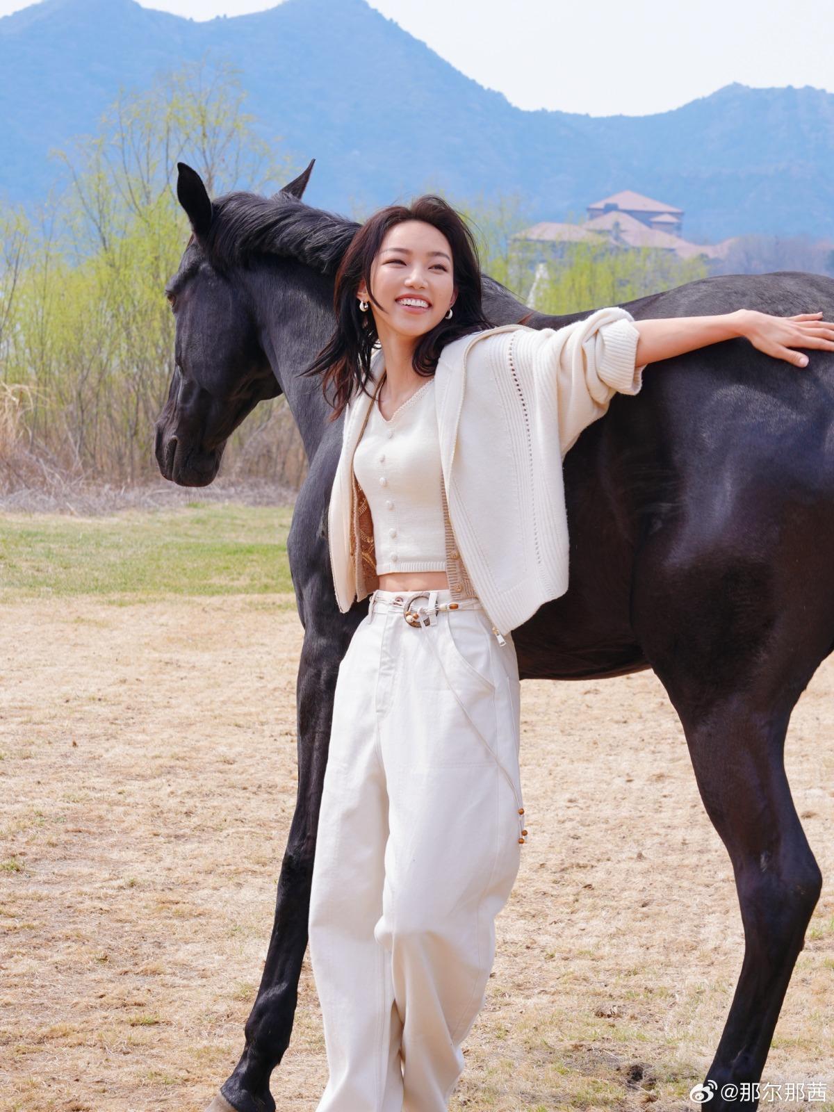 《長安的荔枝》飾演胡商商會會長的內蒙古女星那爾那茜。