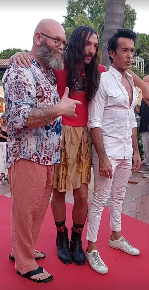 艾薩米勒(Ezra Miller)以長髮配西瓜頭飾,現身意大利電影節(Filming Italy Sardegna Festival)