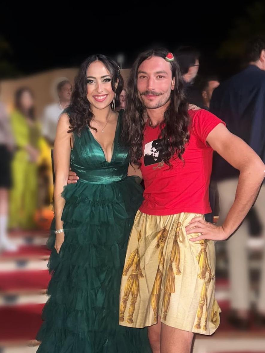 艾薩米勒(Ezra Miller)以長髮配西瓜頭飾、穿上短裙,現身意大利電影節。