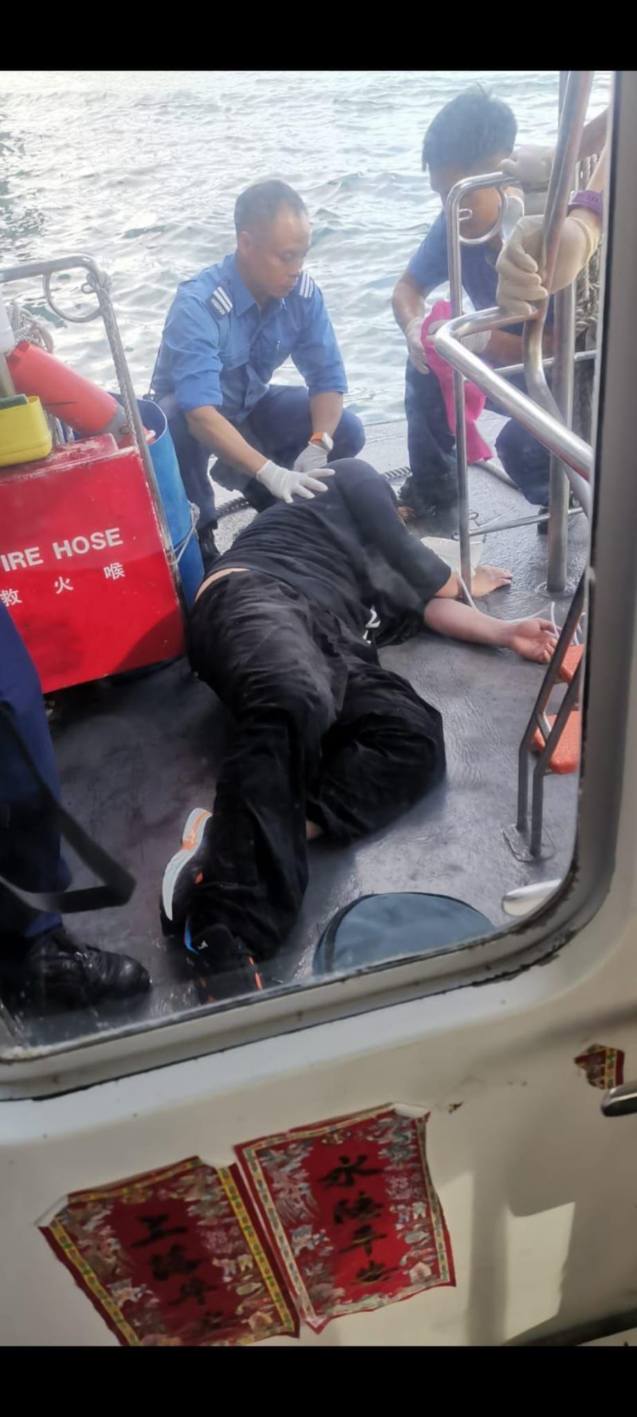 網傳姜濤獲救的照片,見到一名男子側臥在船上。