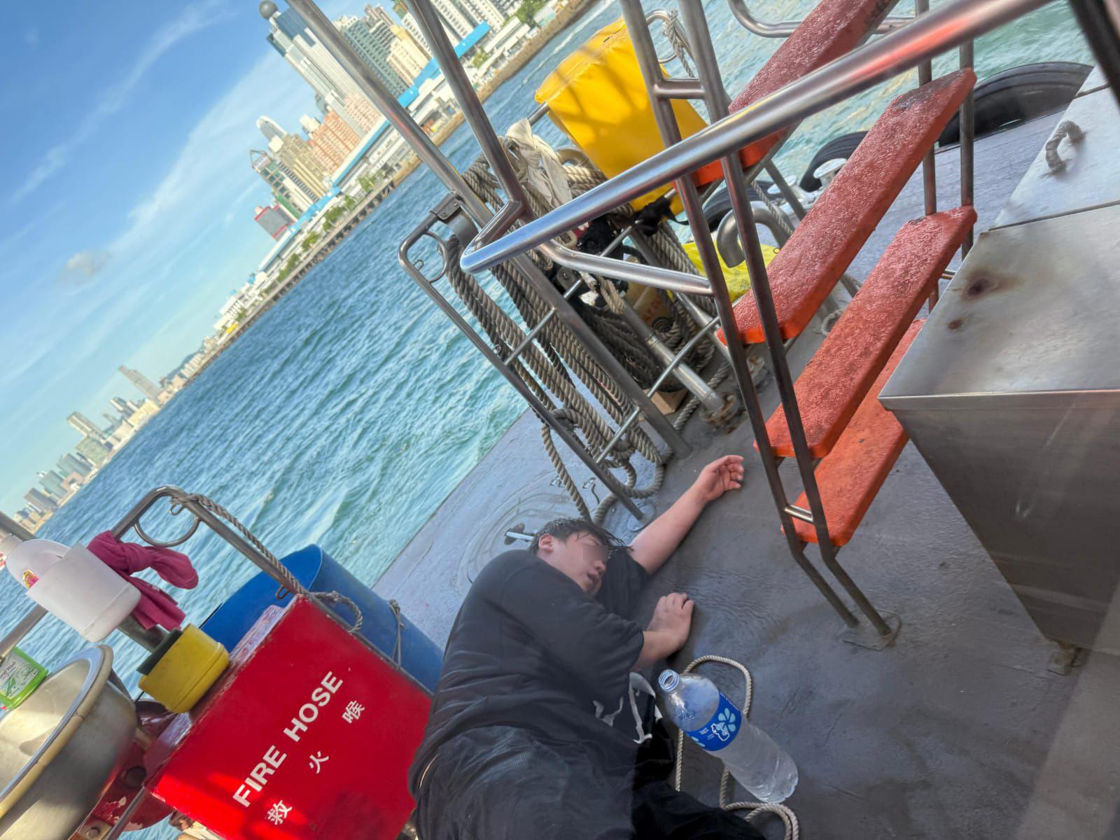 網傳姜濤獲救的照片,見到一名身穿深色衣服的男子側臥在船上。